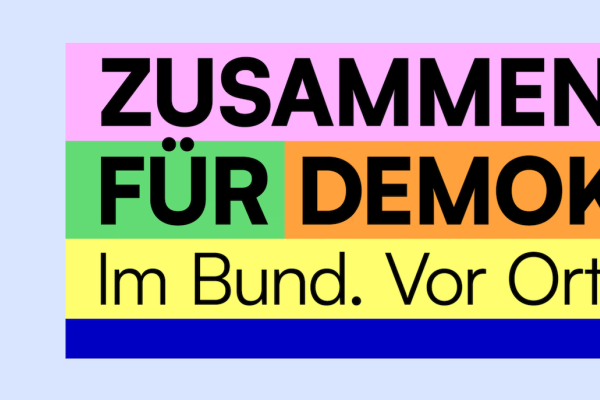 Farbflächen mit Text Zusammen für Demokratie im Bund, vor Ort, für Alle