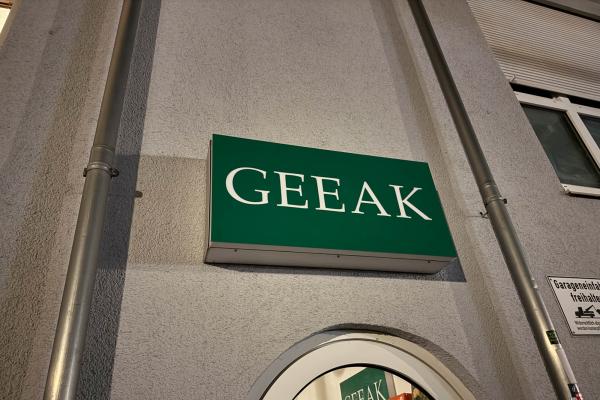 grünes Schild GEEAK über dem Eingang