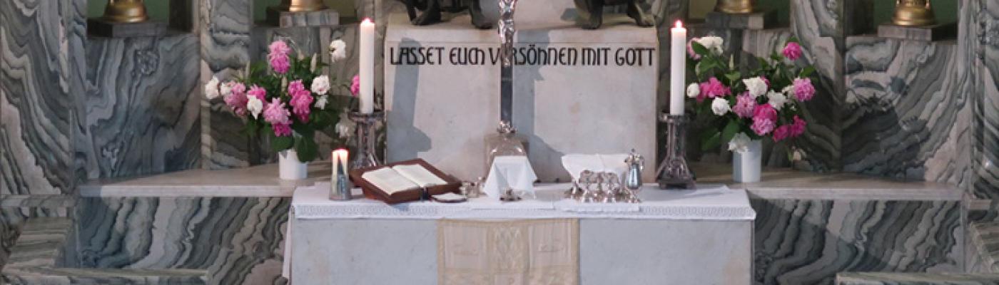 Altar mit Abendmahlskelchen