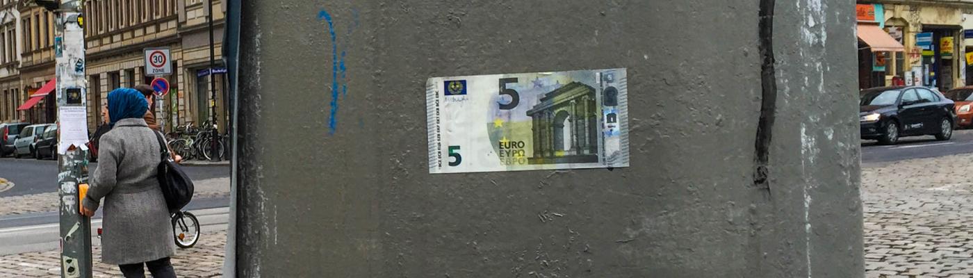 Geldschein Fünf Euro am Mast