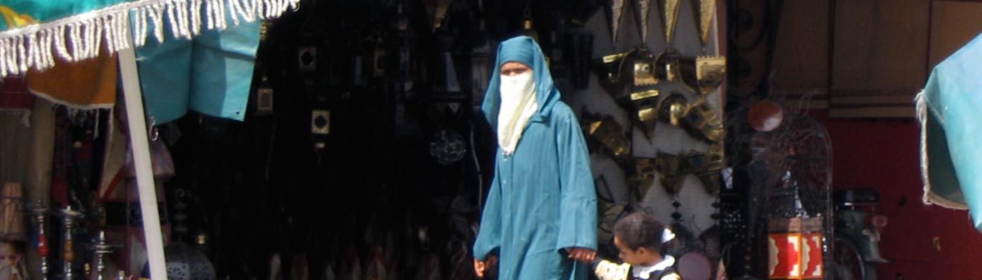 Frau in Niqab mit Kind