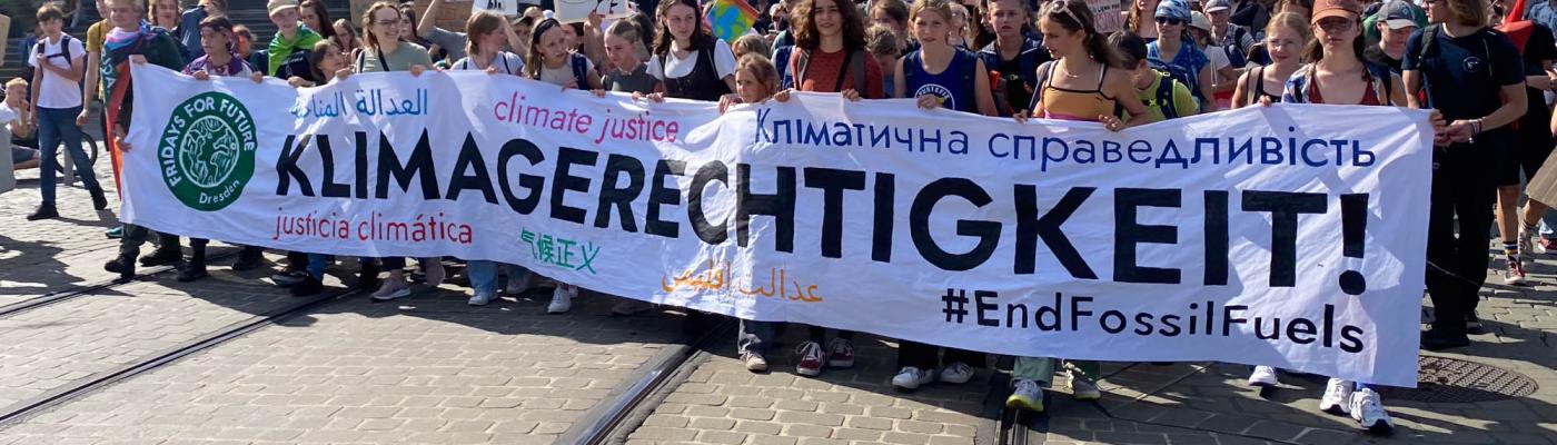 Fronttransparent der FFF-Demo „Klimagerechtigkeit“ in Dresden vor der Hofkirche