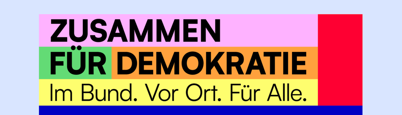 Farbflächen mit Text Zusammen für Demokratie im Bund, vor Ort, für Alle