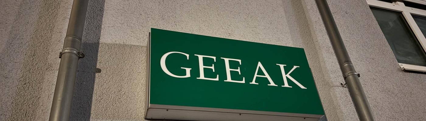 grünes Schild GEEAK über dem Eingang