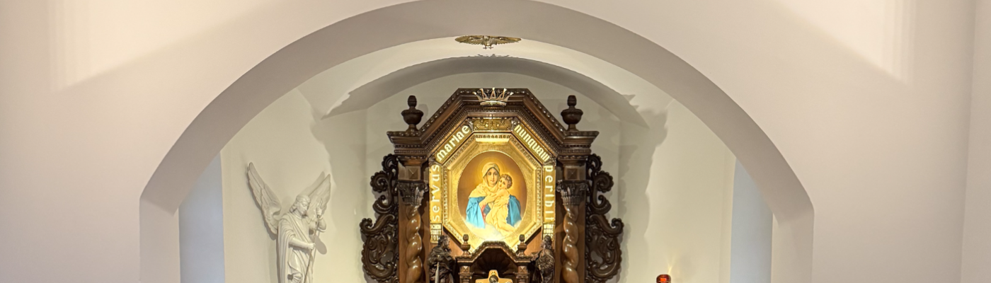 Barocker Schnitzaltar mit zentraler Marienfigur