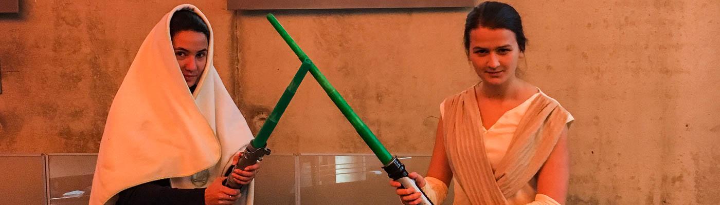 Kostümierte Jedi-Ritter mit grünen Laserschwertern