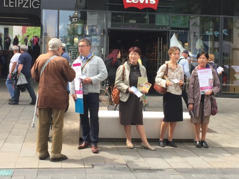 Straßenmission von Jehovas Zeugen in Leipzig [bearbeitet]