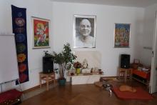 Altar im Übungsraum von Yoga-Vidya Leipzig