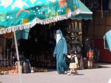 Frau in Niqab mit Kind