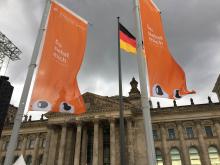 Kirchentagsfahnen vor dem Reichstag