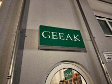 grünes Schild GEEAK über dem Eingang